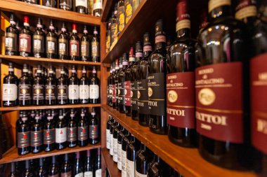 Montalcino, İtalya - 13 Eylül 2011: Montalcino, Tuscany, İtalya 'da bir şarap dükkanının içi. Montalcino Brunello di Montalcino şarabıyla ünlüdür.. 