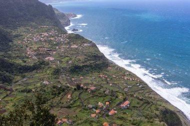 Kuzey kıyısındaki Arco De So Jorge Madeira, Miradouro Beira da Quinta, Madeira, Portekiz 'den görüldü.