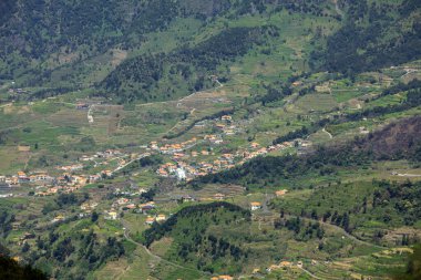  Sao Vicente 'nin çevresindeki köy ve teras ekimi. Madeira Adası, Portekiz 'in kuzey kıyısı.