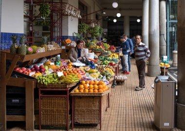 Funchal, Madeira, Portekiz - 23 Nisan 2018: Madeira Adası 'ndaki Funchal' da Mercado dos Lavradores meyve ve sebze pazarı. Portekiz