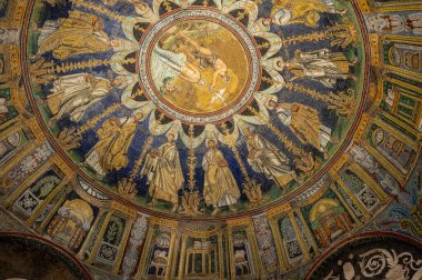 Ravenna, İtalya - 11 Eylül 2019: Ravenna 'daki Neon Vaftizhanesi' nin tavan mozaiği. İtalya
