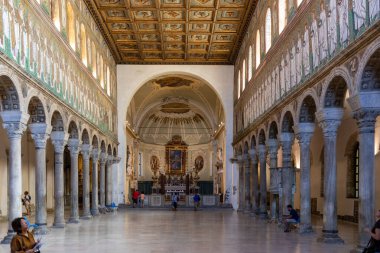 Ravenna, İtalya - 11 Eylül 2019: İtalya 'nın Ravenna kentindeki St Apollinare Nuovo Bazilikası' nda ana nave sunak