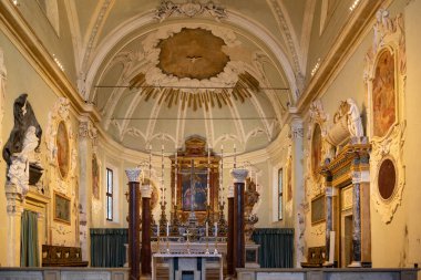 Ravenna, İtalya - 11 Eylül 2019: Ravenna, İtalya 'da St Apollinare Nuovo Bazilikası' nda sunak