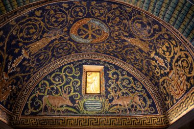 Ravenna, İtalya - 11 Eylül 2019: Ravenna, İtalya 'daki en eski ve en mükemmel mozaik anıt, imparatoriçe Galla Placida Anıtmezar. 