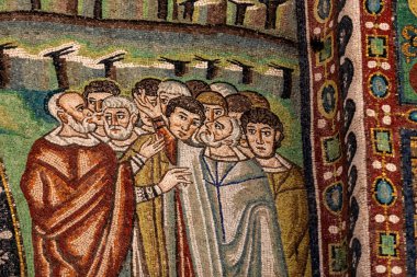 Ravenna, İtalya - 11 Eylül 2019: Erken dönem Hıristiyan Bizans sanat ve mimarisinin önemli örneklerine sahip San Vitale Bazilikası 'nın içi. Ravenna. İtalya
