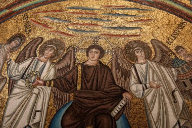 Ravenna, İtalya - 11 Eylül 2019: Erken dönem Hıristiyan Bizans sanat ve mimarisinin önemli örneklerine sahip San Vitale Bazilikası 'nın içi. Maymunun mozaikleri: Kurtarıcı, Aziz Vitale ve Piskopos Ecclesius. 