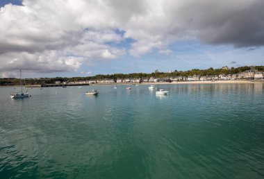 Cancale, Fransa - 15 Eylül 2018: Cancale, balıkçılık limanı ve Fransa 'nın Brittany eyaletinde Mont Saint-Michel körfezinin batı ucunda yer alan ünlü istiridye üretim kasabası