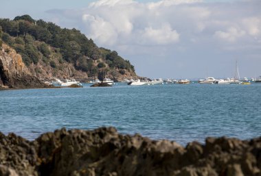 Cancale, Fransa - 15 Eylül 2018: Ünlü istiridye üretim kasabası Cancale 'de dalgalar yükseldiğinde körfeze demirlemiş balıkçı tekneleri ve yatlar. Britanya, Fransa,