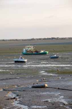 Cancale 'in ünlü istiridye üretim kasabası Brittany, Fransa' da sahilde karada kayıklar.,