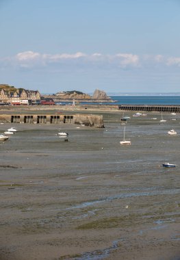 Cancale 'in ünlü istiridye üretim kasabası Brittany, Fransa' da sahilde karada kayıklar.,