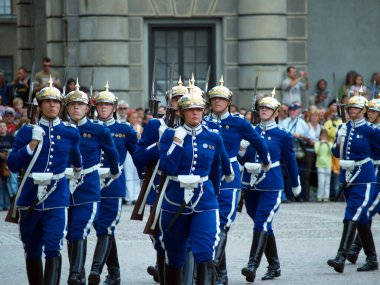 Stockholm, İsveç - 14 Eylül 2006 Stockholm Kraliyet Muhafızları süvarilerinin katılımıyla nöbetçi seremonisinin değiştirilmesi. Renkli tören birçok turisti cezbetti ve turistik bir yer haline geldi.
