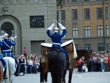 Stockholm, İsveç - 14 Eylül 2006 Stockholm Kraliyet Muhafızları süvarilerinin katılımıyla nöbetçi seremonisinin değiştirilmesi. Renkli tören birçok turisti cezbetti ve turistik bir yer haline geldi.