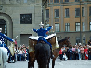 Stockholm, İsveç - 14 Eylül 2006 Stockholm Kraliyet Muhafızları süvarilerinin katılımıyla nöbetçi seremonisinin değiştirilmesi. Renkli tören birçok turisti cezbetti ve turistik bir yer haline geldi.