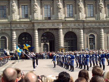 Stockholm, İsveç - 14 Eylül 2006 Stockholm Kraliyet Muhafızları süvarilerinin katılımıyla nöbetçi seremonisinin değiştirilmesi. Renkli tören birçok turisti cezbetti ve turistik bir yer haline geldi.