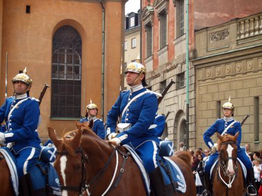 Stockholm, İsveç - 14 Eylül 2006 Stockholm Kraliyet Muhafızları süvarilerinin katılımıyla nöbetçi seremonisinin değiştirilmesi. Renkli tören birçok turisti cezbetti ve turistik bir yer haline geldi.