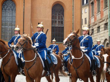Stockholm, İsveç - 14 Eylül 2006 Stockholm Kraliyet Muhafızları süvarilerinin katılımıyla nöbetçi seremonisinin değiştirilmesi. Renkli tören birçok turisti cezbetti ve turistik bir yer haline geldi.