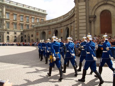 Stockholm, İsveç - 14 Eylül 2006 Stockholm Kraliyet Muhafızları süvarilerinin katılımıyla nöbetçi seremonisinin değiştirilmesi. Renkli tören birçok turisti cezbetti ve turistik bir yer haline geldi.