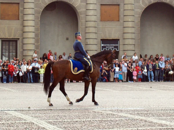 瑞典斯德哥尔摩 2006年9月14日 在斯德哥尔摩的皇家卫队骑兵的参与下 改变了警卫仪式 这个五彩缤纷的仪式吸引了许多游客 成了旅游景点 — 图库照片