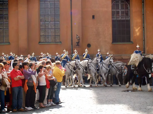 瑞典斯德哥尔摩 2006年9月14日 在斯德哥尔摩的皇家卫队骑兵的参与下 改变了警卫仪式 这个五彩缤纷的仪式吸引了许多游客 成了旅游景点 — 图库照片