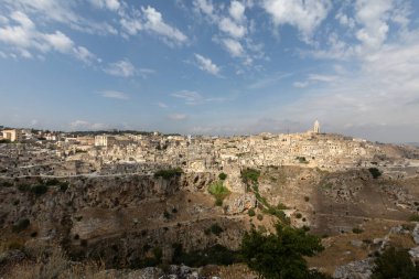 Sassi di Matera 'nın panoramik manzarası Matera şehrinin tarihi bir bölgesidir. Belvedere di Murgia Timone, Basilicata, İtalya' daki antik mağara evleri ile ünlüdür. 