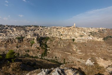 Sassi di Matera 'nın panoramik manzarası Matera şehrinin tarihi bir bölgesidir. Belvedere di Murgia Timone, Basilicata, İtalya' daki antik mağara evleri ile ünlüdür. 