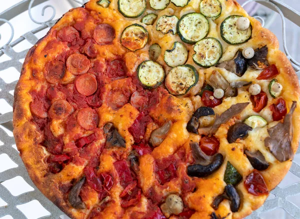 Yapımı Pizza Lezzet Renklerin Harika Bir Karışımı Gözler Damak Tadı — Stok fotoğraf