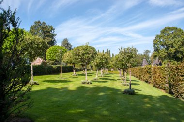 Dordogne 'daki güzel Jardins du Manoir d Eyrignac. Fransa 