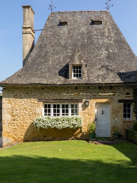Een Prachtig Oud Stenen Huis Met Bloeiende Witte Petunia Voor — Stockfoto