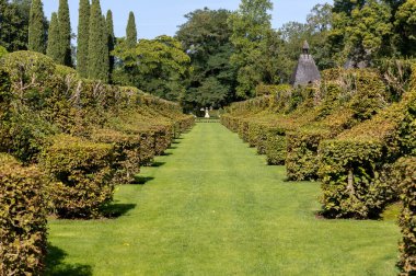 Eyrignac, Fransa - 2 Eylül 2018: The picorresque Jardins du Manoir d Eyrignac, Dordogne. Fransa 