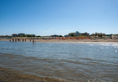 Cesenatico, Emilia Romagna, İtalya - 13 Eylül 2019: İnsanlar güneşli bir günde Cesenatico, İtalya 'da dinleniyorlar