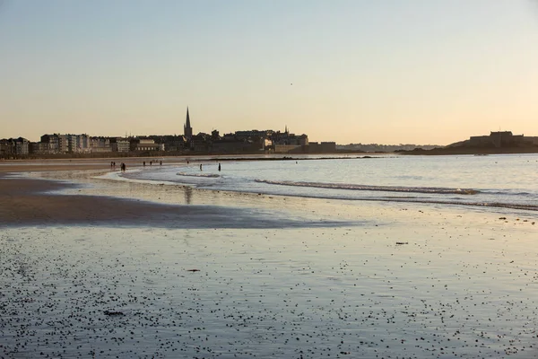 Malo Frankreich September 2018 Romantischer Spaziergang Von Menschen Malerischen Strand — Stockfoto