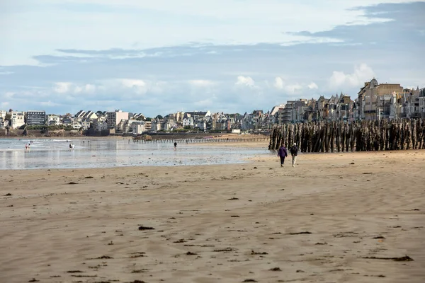 Malo Frankreich September 2018 Romantischer Spaziergang Von Menschen Malerischen Strand — Stockfoto