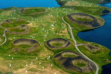 yukarıdan İzlanda hava görünümünde volkanik kraterler, Myvatn göl