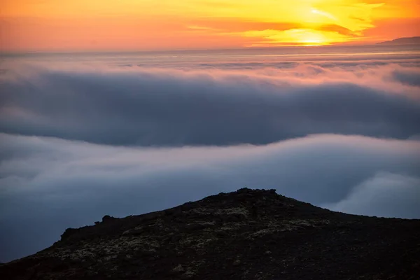 Zasněná Mlhavá Krajina Nad Mořem Mraků Hory Při Západu Slunce — Stock fotografie