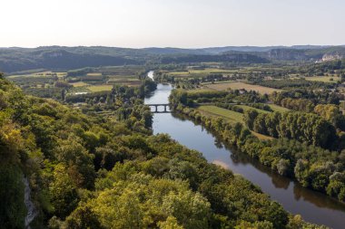 Dordogne Nehri ve Dordogne Vadisi 'nin manzarası eski Domme, Dordogne, Fransa' nın duvarlarından