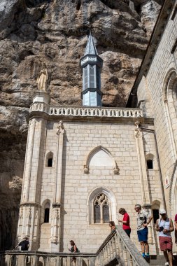 Rocamadour, Fransa - 3 Eylül 2018: Tarihi St.-Sauveur Bazilikası taş duvarları Fransa 'nın Rocamadour kentindeki kayalıklara harmanlandı 