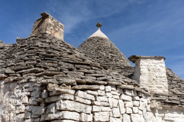 İtalya, Alberobello 'daki Trulli Evi' nin taş çatısı. Yapım tarzı İtalya 'nın Apulia bölgesindeki Murge bölgesine özgüdür (İtalyan Puglia bölgesinde). Kireç taşı ve temel taştan yapılmış..