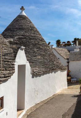Alberobello, İtalya - 16 Eylül 2019: Trulli köyü Alberobello, İtalya. Yapım tarzı İtalya 'nın Apulia bölgesindeki Murge bölgesine özgüdür (İtalyan Puglia bölgesinde). Kireç taşı ve temel taştan yapılmış..