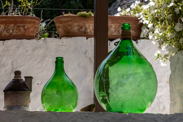 Alberobello Italië September 2019 Demijohn Wijnflessen Café Trulli Dorp Alberobello — Stockfoto