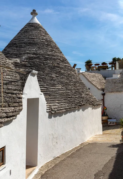 意大利阿尔韦诺比洛 2019年9月16日 意大利阿尔韦诺比洛的Trulli村 建筑风格是意大利阿普利亚地区 意大利语Puglia 的Murge地区特有的 石灰石及基岩制成 — 图库照片