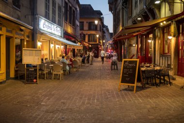 Troyes, Fransa - 31 Ağustos 2018: Ortaçağ Troyes eski kenti Aube, Champagne-Ardenne, Fransa sokaklarını keşfeden turistler