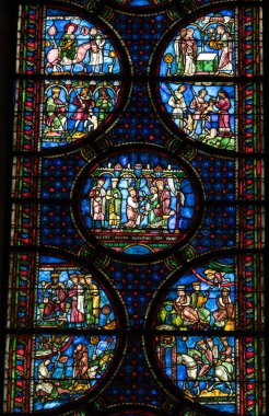 Troyes, Fransa - 31 Ağustos 2018: Troyes Katedrali 'nde Saint Peter ve Saint Paul' e adanmış renkli vitray pencereler. Franc