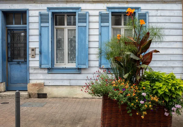 Lindo Colorido Canteiro Flores Frente Fachada Azul Casa Troyes Aube — Fotografia de Stock