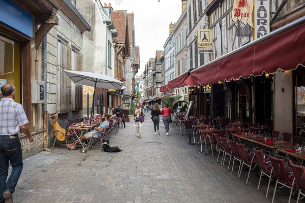 Troyes France August 2018 Τουρίστες Εξερευνούν Τους Δρόμους Της Μεσαιωνικής — Φωτογραφία Αρχείου