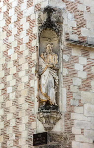 中世トロワ旧市街の家の壁に宗教彫刻 Aube Champan Ardenne France — ストック写真
