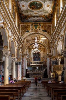 Matera, İtalya - 15 Eylül 2019: Matera Katedrali, Basilicata, İtalya 'nın iç kısımlarında resimler ve dekorasyonlar