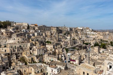 Matera, İtalya - 15 Eylül 2019: Matera şehrinin tarihi bir bölgesi olan Sassi di Matera 'nın tarihi mağara konutlarıyla tanınıyor. Basilicata. İtalya