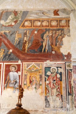 Matera, İtalya - 15 Eylül 2019: Matera Katedrali, Basilicata, İtalya 'nın iç kısımlarında resimler ve dekorasyonlar