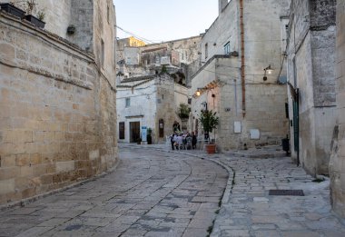 Matera, İtalya - 14 Eylül 2019: Sassi di Matera 'da Cobblestone Caddesi Matera şehrinin tarihi bir bölgesi. Basilicata. İtalya