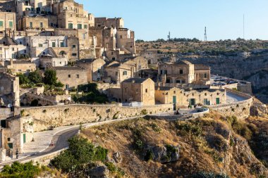 Matera, İtalya - 14 Eylül 2019: Matera şehrinde tarihi bir bölge olan Sassi di Matera 'nın tarihi mağara konutlarıyla tanınıyor. Basilicata. İtalya
